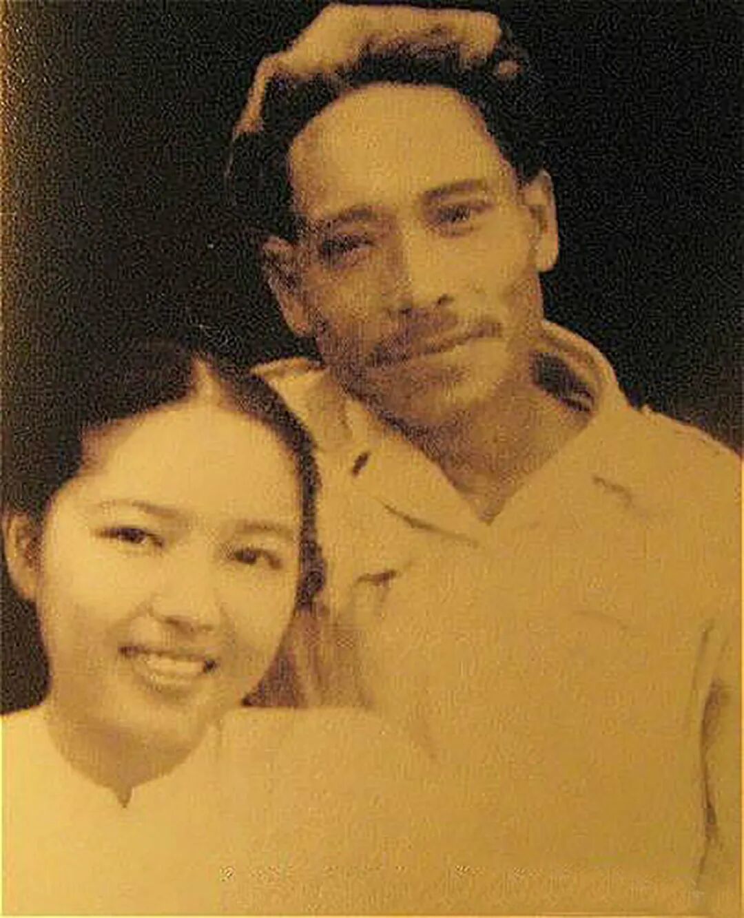 ◆洪水将军和越南妻子。