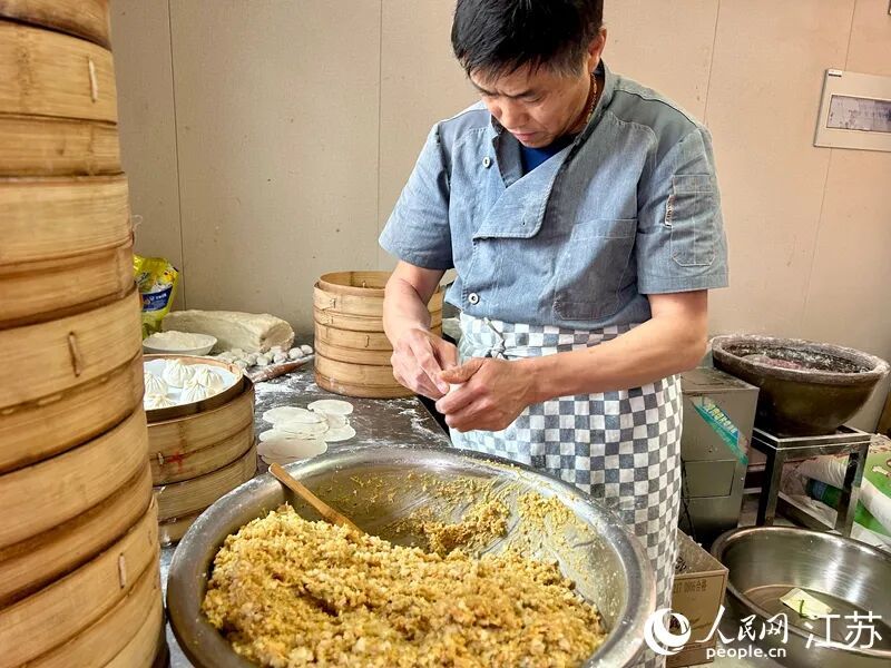 厨师正在包龙袍蟹黄汤包。人民网记者 王丹丹摄