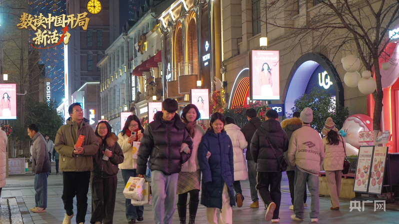 楚河汉街商铺林立、游人如织（央广网记者邓子依 摄）