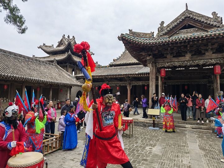 10月3日，山西省襄汾县传统民间鼓乐“花腔鼓”在汾城古镇城隍庙内展演。 新华社记者 邓浩然 摄