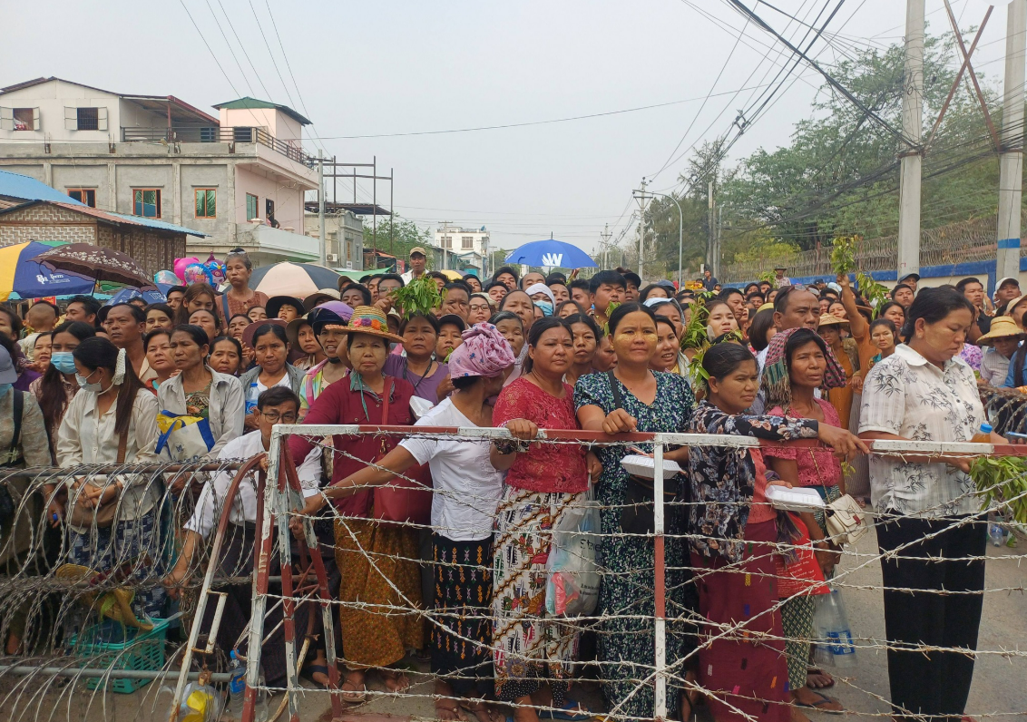 △缅甸民众等候释放人员