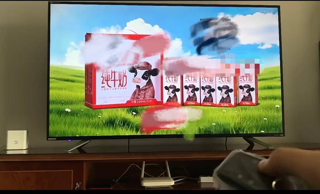 一名消费者家的夏普电视开机后卡在广告界面 图源受访者