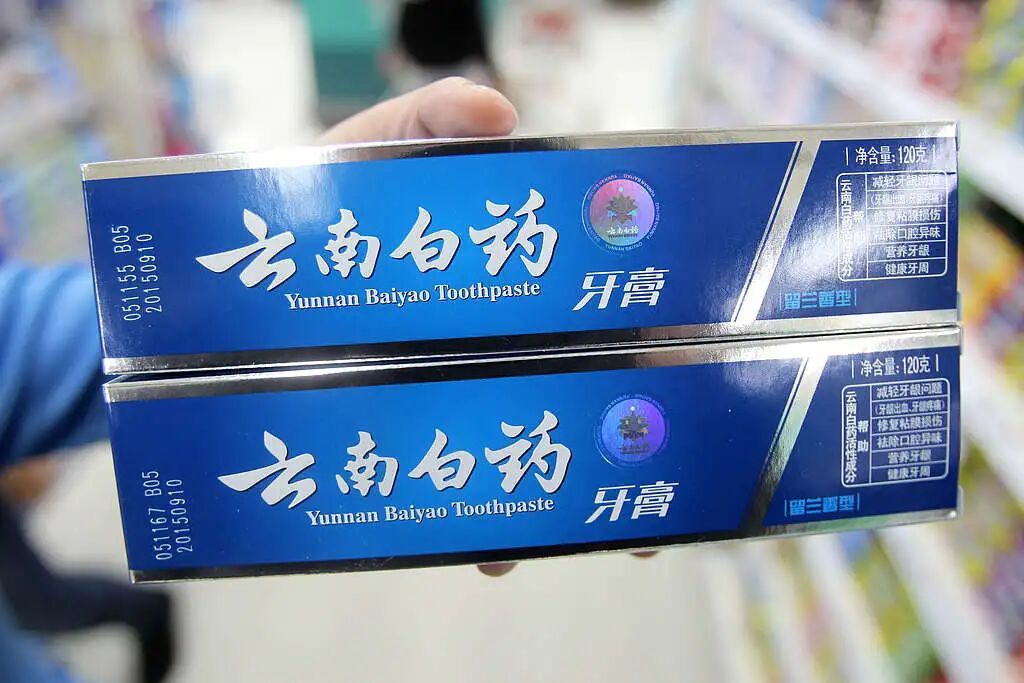 老款云南白药牙膏（留兰香型）外包装。图/视觉中国