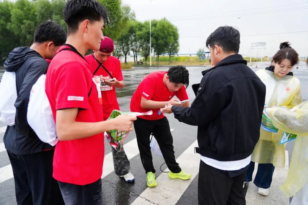 选手们正在完成“应急救护知识问答”任务