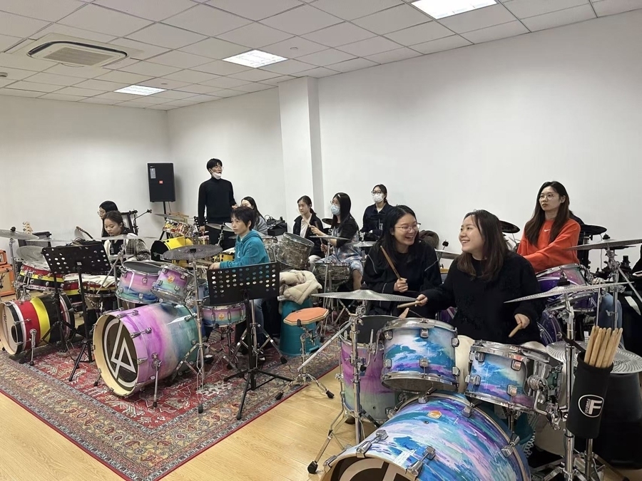 作为夜校的有效补充和延伸，上海市民日校在去年秋季班成功试运营后，今年春季班将大规模铺展，助力更多人日间“艺术充电”。上观新闻 图