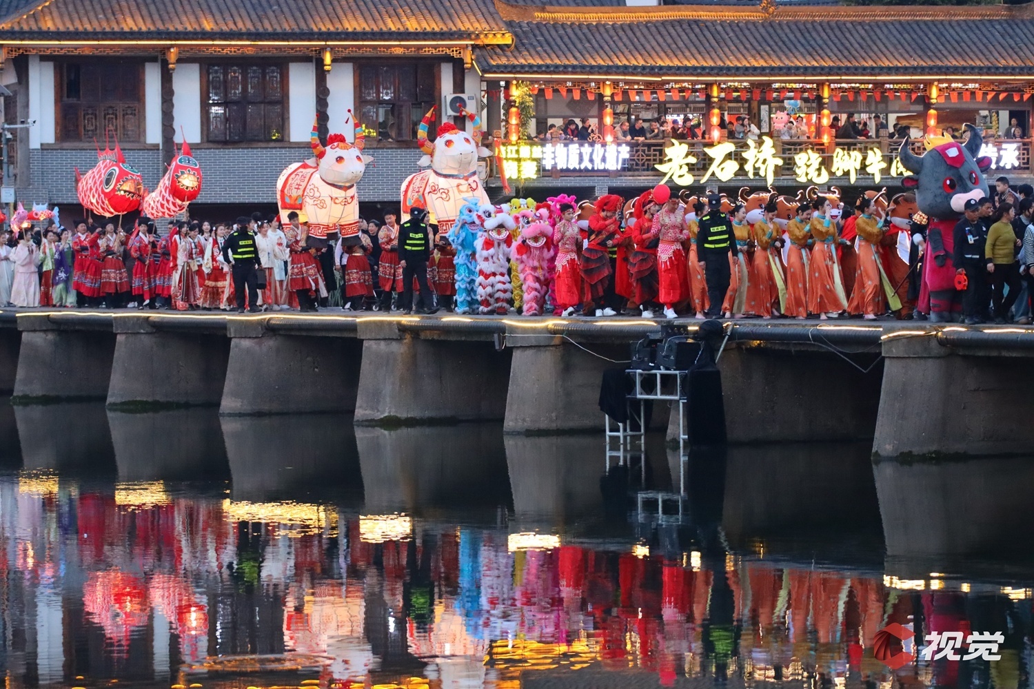 2月21日,乐山市市中区苏稽古镇,花灯NPC巡游活动吸引游客驻足观看。