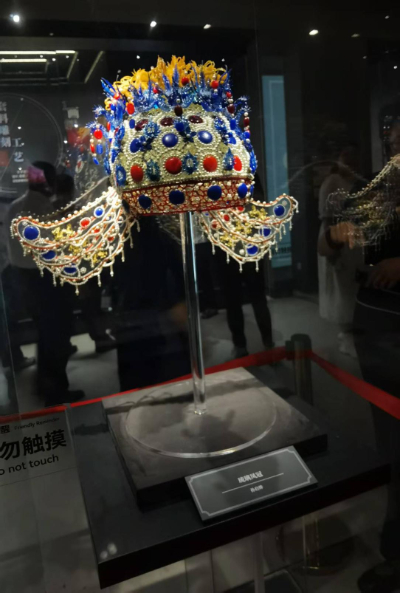 8月25日,琉璃凤冠正在“琉光璃彩--淄博琉璃精品展”展出。新华网记者 卢俊宇 摄