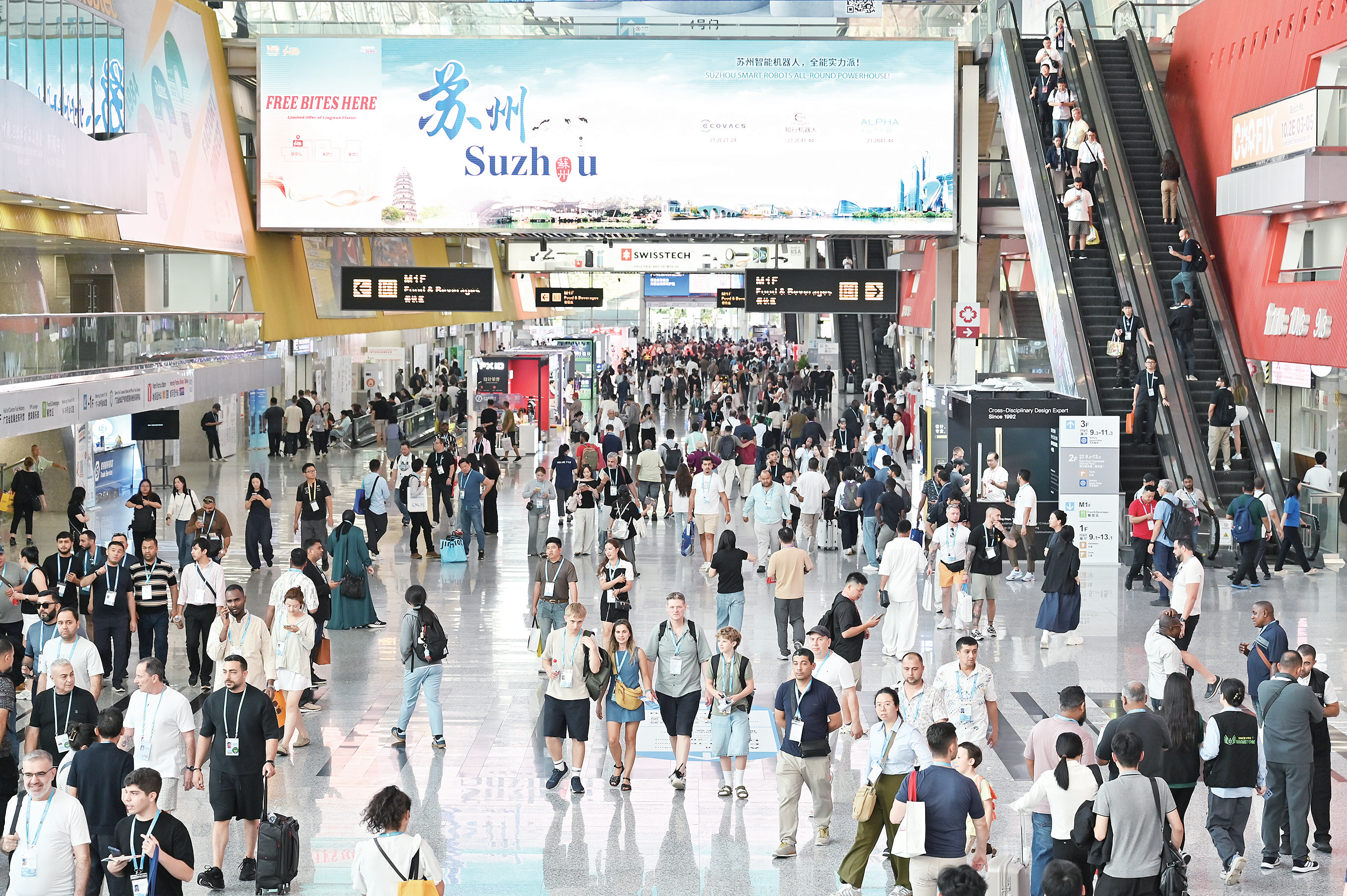 第140届广交会第一期线下展于19日结束。截至当天,共有来自214个国家和地区的18.9万名境外采购商到会,比上届同期增长13.3%,规模创历史新高。图为广交会展馆人流如织。(中新社)