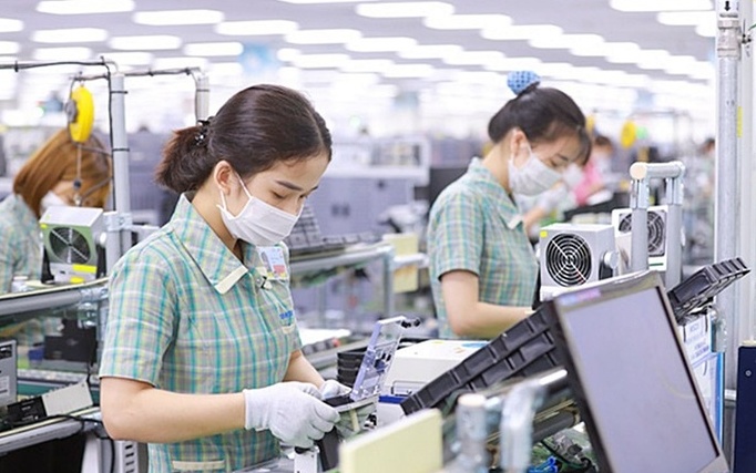半导体生产线上的越南工人 越南新闻网站baodautu.vn