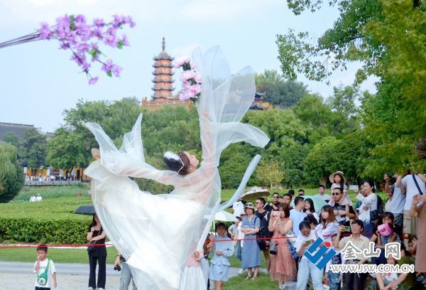 9月25日至26日,“金山缘起·清风雅韵话中秋”沉浸式演艺在金山景区上演。活动沿主入口-主干道-金泉桥-玉带路平台展开。徐丹霞 管奇璠 摄影报道