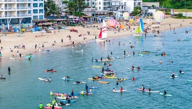 10月5日，海棠区后海村海域，冲浪板布满水面。