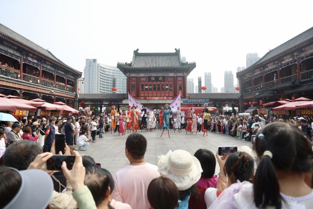 9月25日，在天津古文化街，市民游客正在观看高跷表演。（受访者供图）