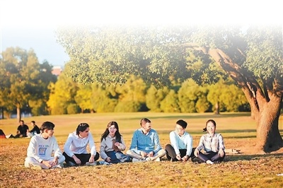 伯涵峥(右三)与学生们在校园里。