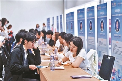职业指导师现场提供就业指导