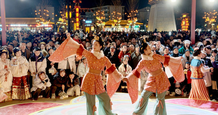 2026年2月18日晚，演员在河南省洛阳市隋唐洛阳城应天门南广场表演。新华社发（高山岳 摄）