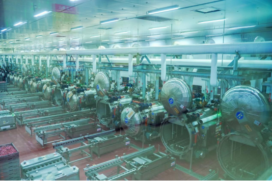 双汇第一工业园股份肉制品厂自动化生产线。