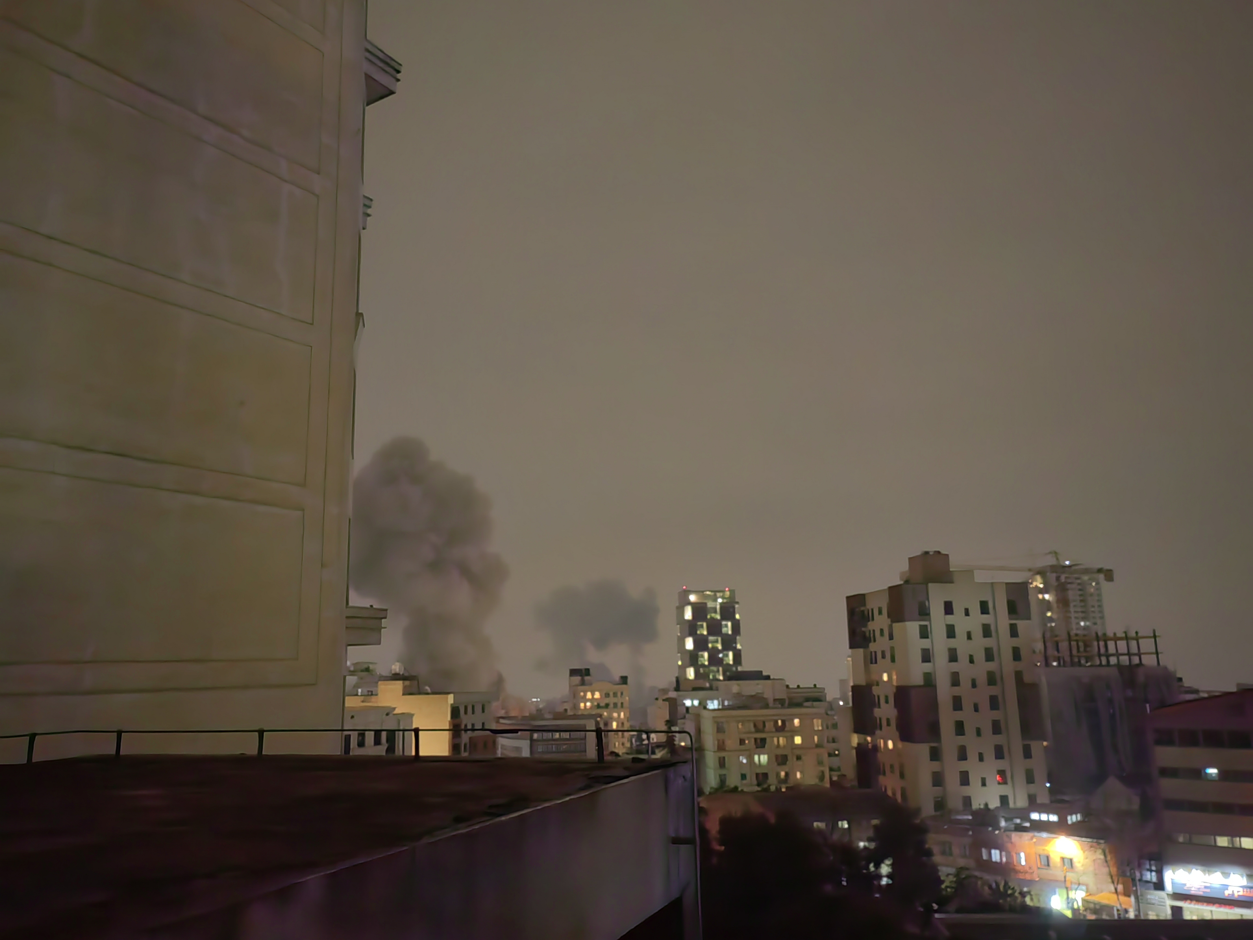 这是3月13日晚在伊朗首都德黑兰拍摄的空袭后的浓烟。新华社记者沙达提摄