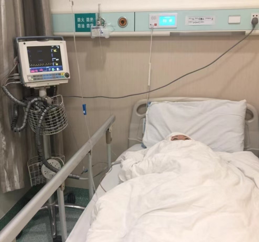 受到非法医美伤害的何慧慧在医院接受治疗。资料图