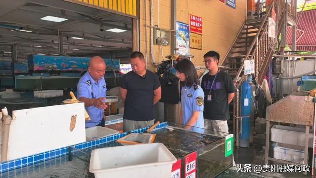 提案者代表、民革贵阳市直五支部党员宋炬（左二）与白云区市场监督管理局工作人员汪芳雪（右二）正在市场内检查电子秤