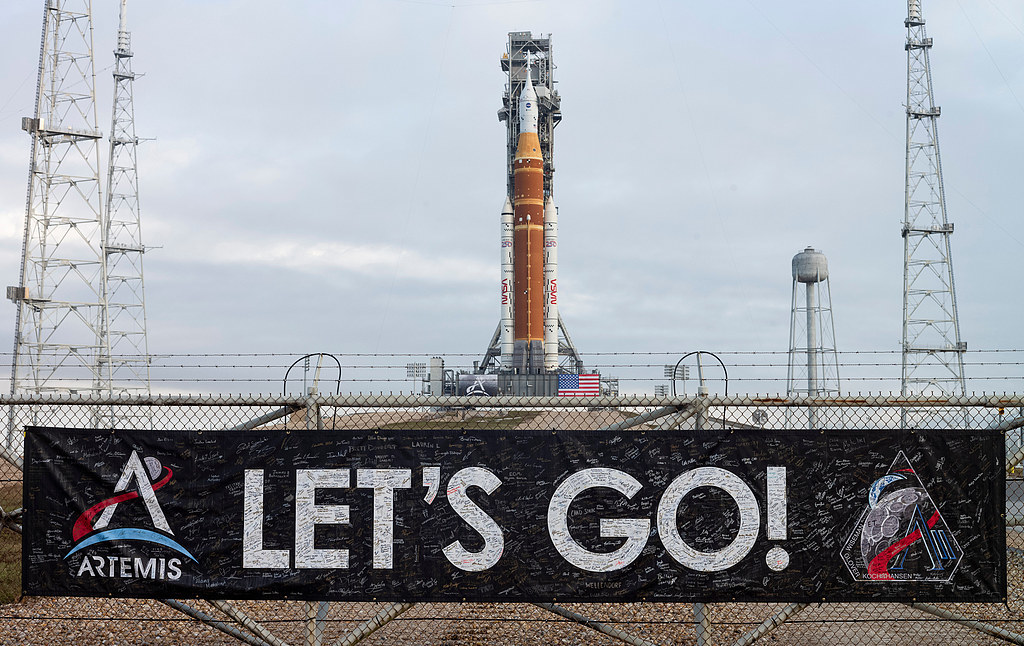 1月18日，美国佛罗里达州肯尼迪航天中心，执行NASA“阿尔忒弥斯2”号载人绕月任务的太空发射系统火箭和“猎户座”飞船运抵39B发射台。（视觉中国）