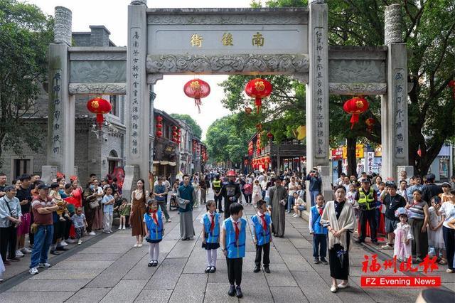 “锦绣芳华”表演带领市民、游客对话坊巷先贤。