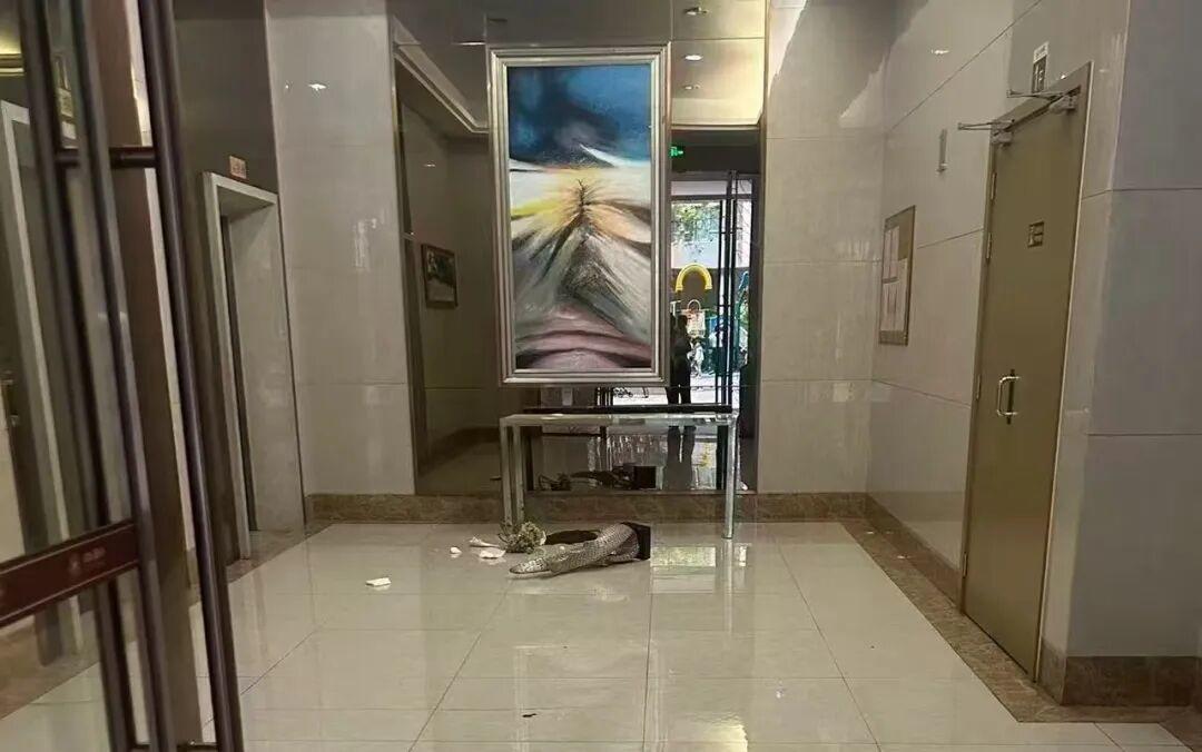 3岁娃被小区大理石桌砸中身亡物业该担何责?(图1)