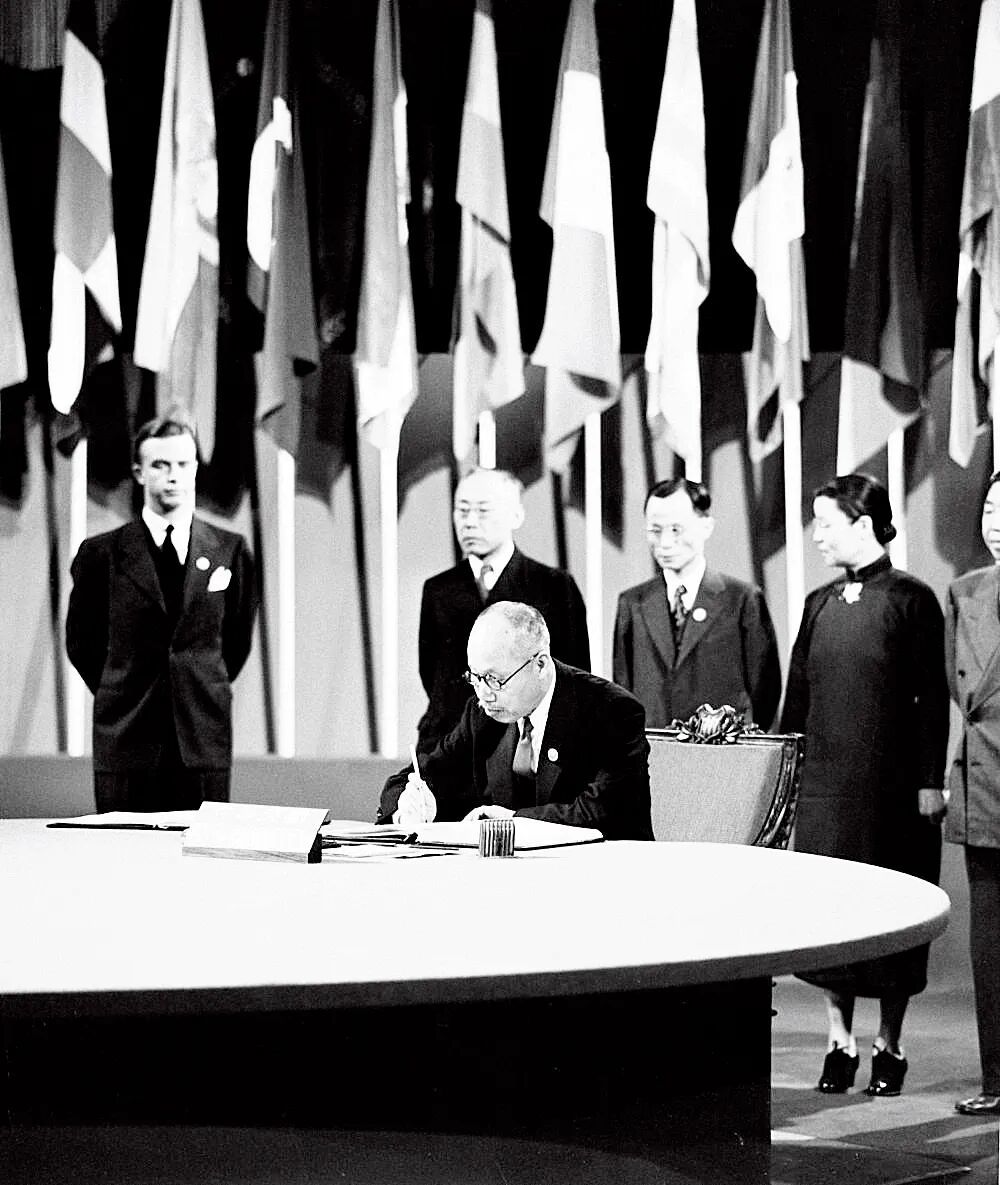 1945年6月26日,董必武在《联合国宪章》上签字。