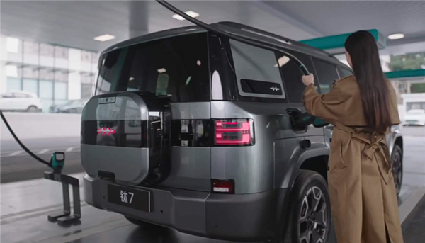 对用户最友好的充电桩 比亚迪发布闪充桩：悬吊设计、插拔不费劲