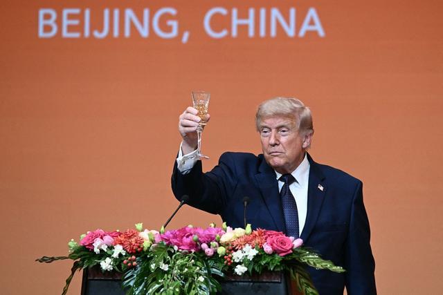 图注：特朗普在完成致辞后举杯饮下疑似气泡香槟