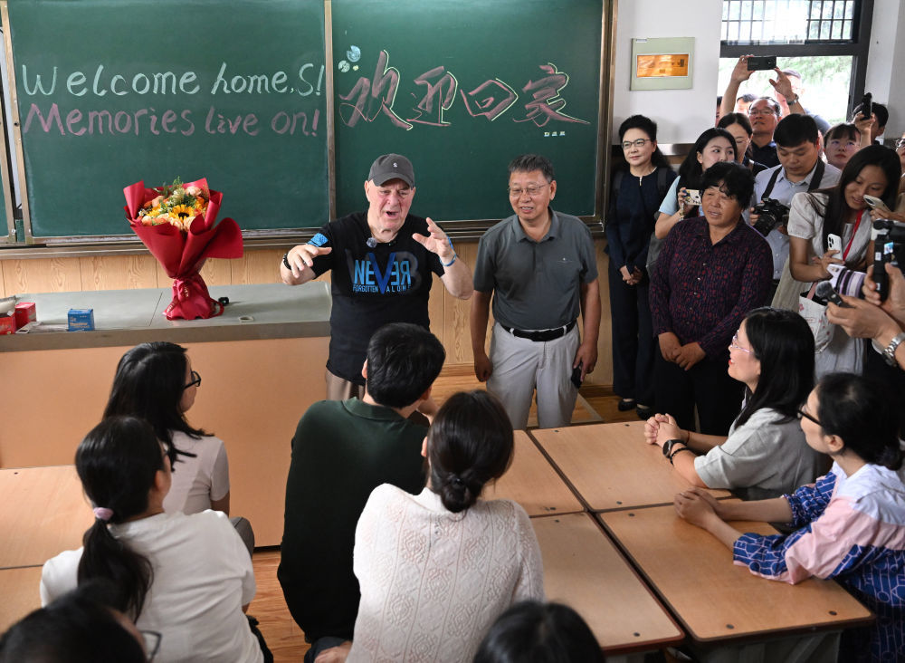 8月29日,在洛阳市外国语初级中学,“赛考斯”与师生交流。新华社记者 李嘉南 摄
