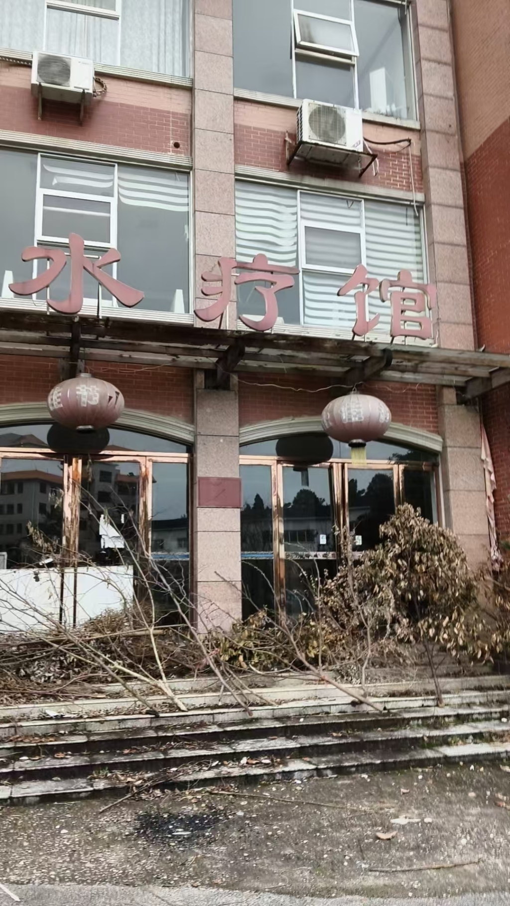 玉泉山庄公寓内部很多设施已废弃。