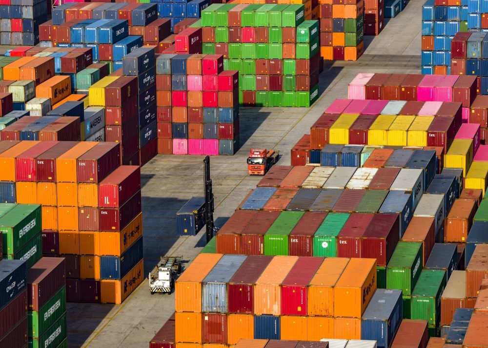 2025年12月8日拍摄的南京港龙潭港区集装箱堆场（无人机照片）。新华社发（辛一摄）