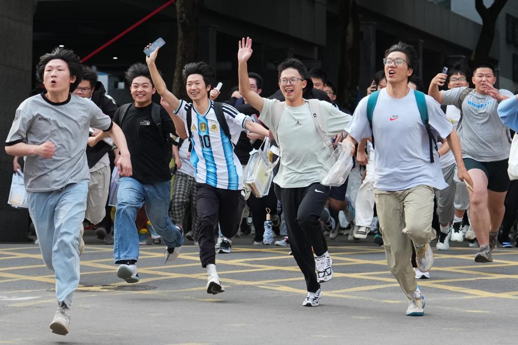 6月9日,在湖南省长沙市长郡中学考点,考生考试结束后跑出考场。新华社记者 陈振海 摄