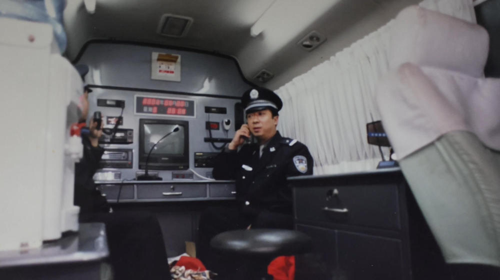 董亦军同志早期工作照（资料照片）。新华社发