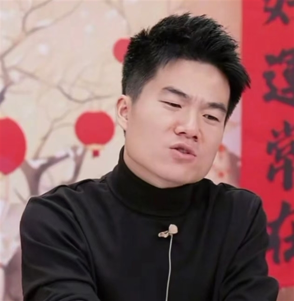 董宇辉卖春联被骂上热搜!网友怒斥:这种钱你也赚