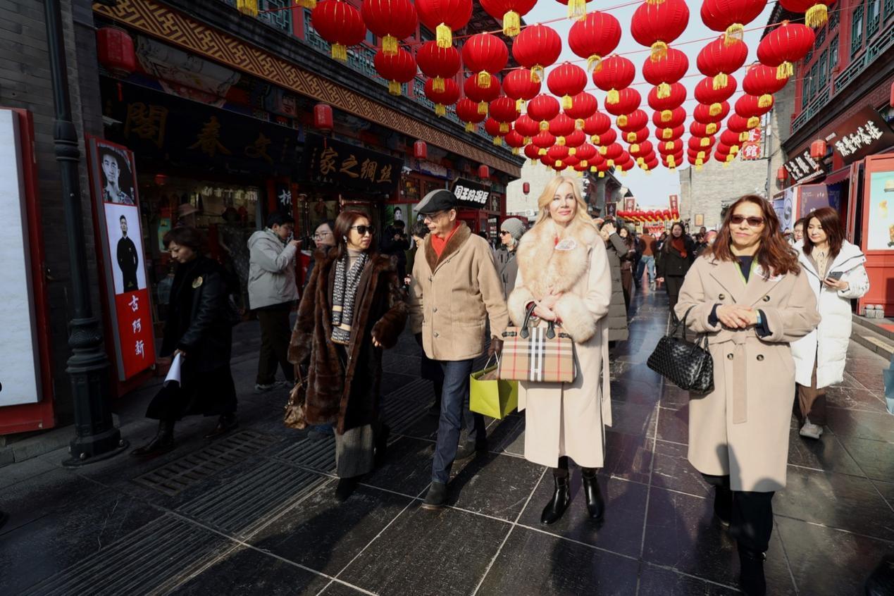 2月3日，驻华使节漫步天津古文化街。（海外网 谢明 摄）