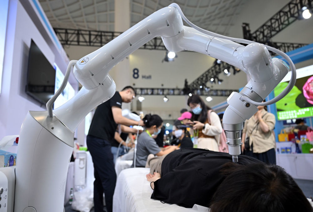 ↑ 4月14日在第六届消博会现场拍摄的一款智能按摩机器人。新华社记者 郭程 摄