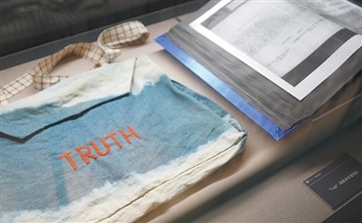《TRUTH》史料和蓝布袋的复刻品。邱宇哲摄
