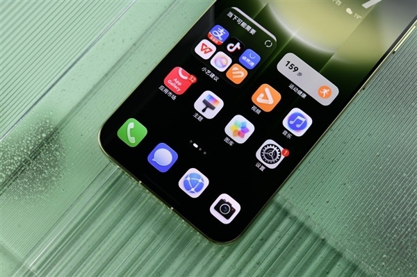 华为Mate 90 Pro Max典藏版上手:翡冷翠很抢眼!积木壳也有新玩法