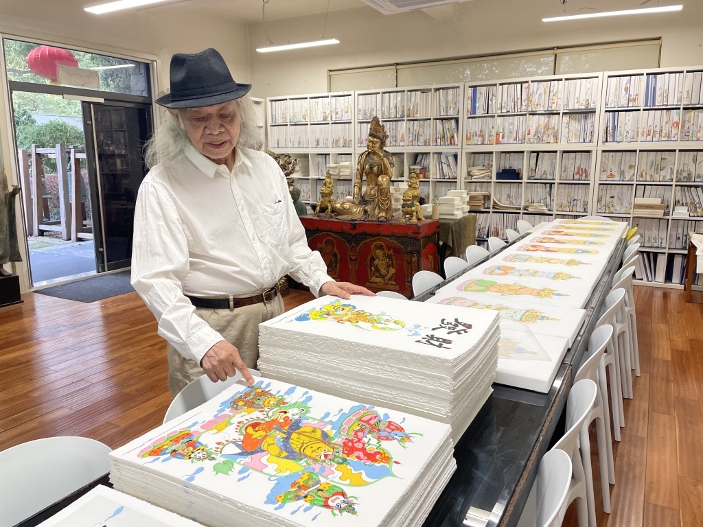 蔡志忠在工作室向记者介绍他的漫画作品。澎湃新闻记者 李梅 图