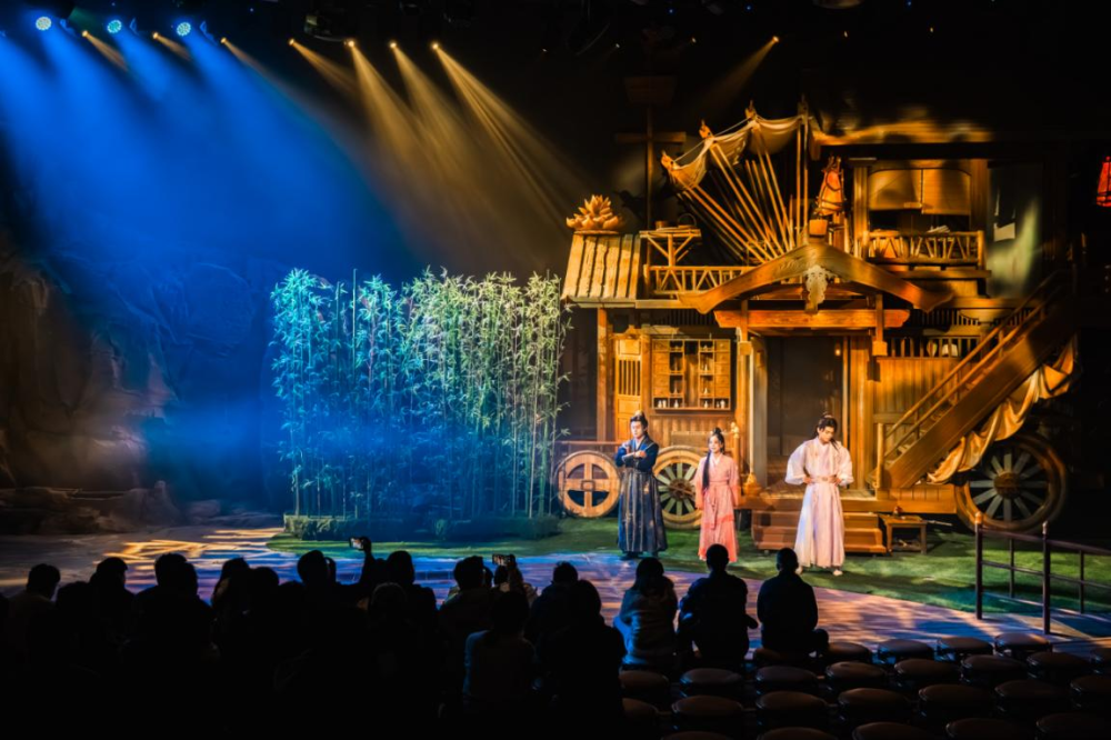 游客在爱奇艺乐园观看《莲花楼》沉浸舞台演艺。新华社发