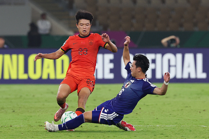 杨希与Ogura Kosei拼抢,图源视觉中国