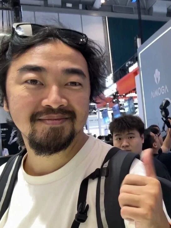 机器人大会众星云集,峰哥差点踹坏机器人