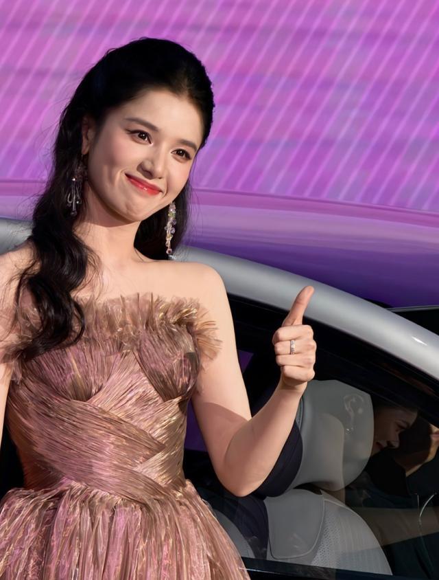 张婧仪甜到心动!9.99万秦MAX夯到上头