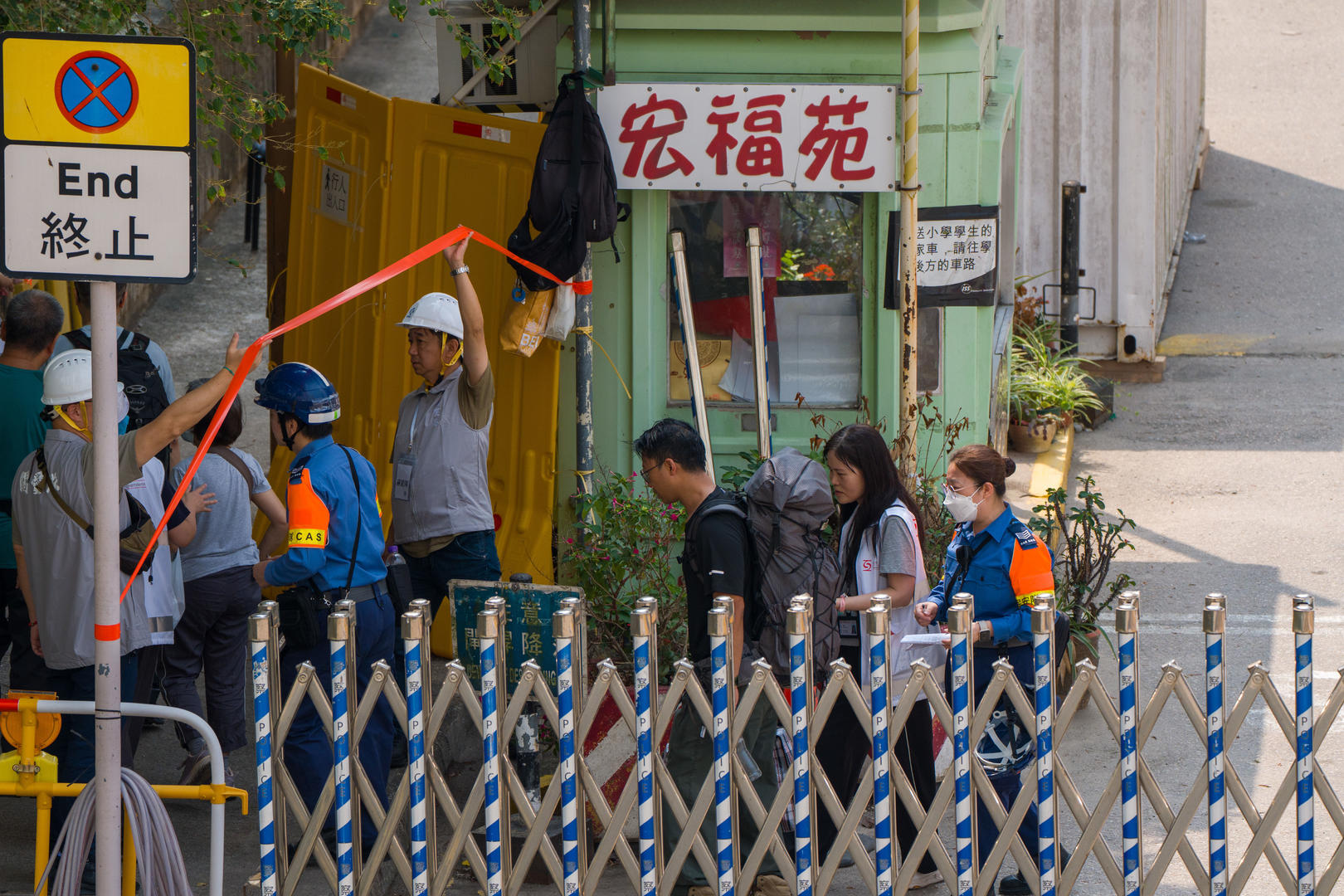 ▲4月20日,香港大埔宏福苑受灾居民首次返回家中 图据IC photo