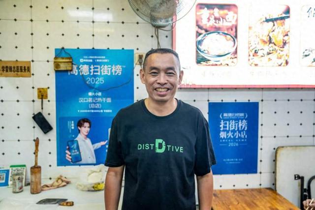 图：武汉“茗记热干面”老板明建新，他的店铺连续两年入选烟火小店榜