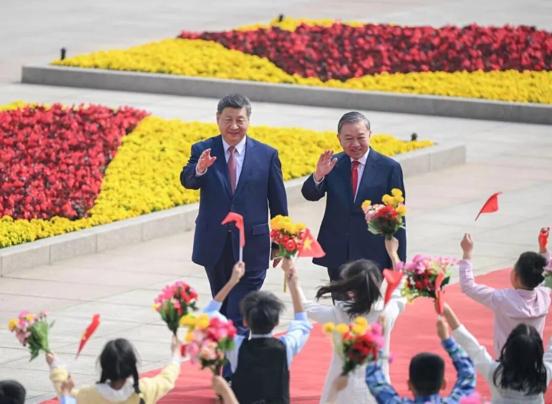 4月15日上午，中共中央总书记、国家主席习近平在北京人民大会堂同来华进行国事访问的越共中央总书记、国家主席苏林举行会谈。会谈前，习近平在人民大会堂东门外广场为苏林举行欢迎仪式。图/新华