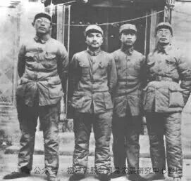 抗日干戈初期黄克诚（左一）同邓小平