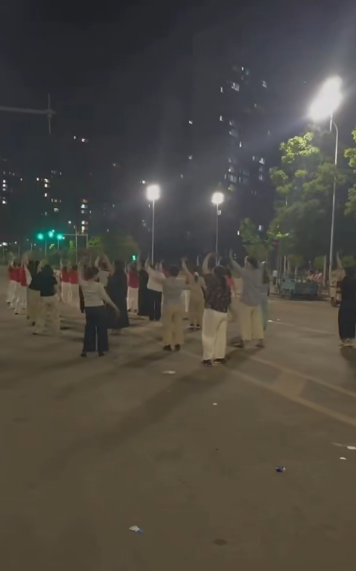 二三十人马路中间跳广场舞，当地交警回应