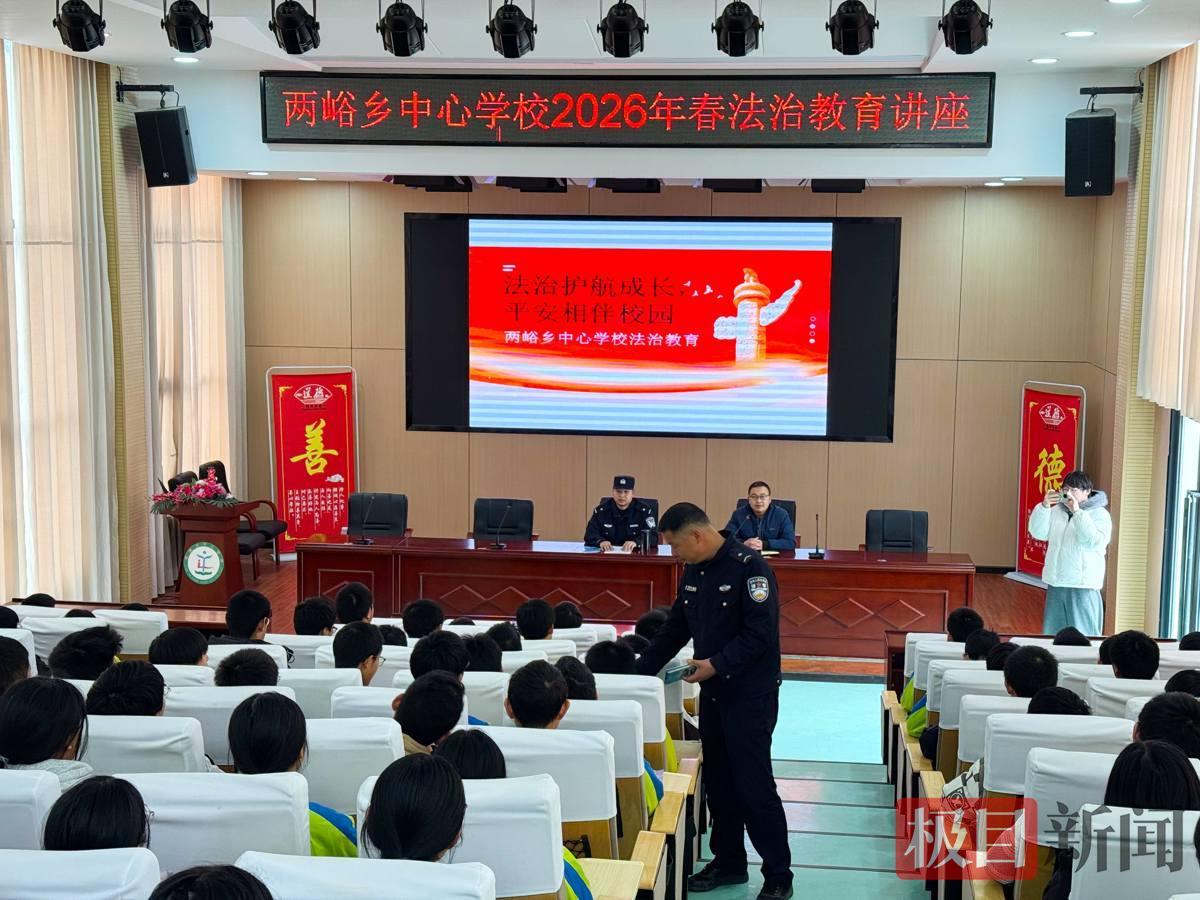 图1：民警在开展法治宣讲.jpg